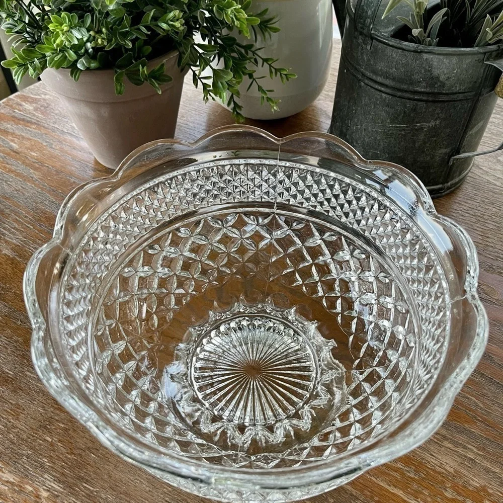 VINTAGE, ANCHOR HOCKING,10” WEXFORD GLASS BOWL WITH SCALLOPED RIM.10”W X 5 7/8”H